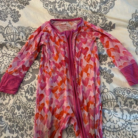 Little Sleepies’s watercolor heart zippy- 6-12 months - Picture 3 of 4